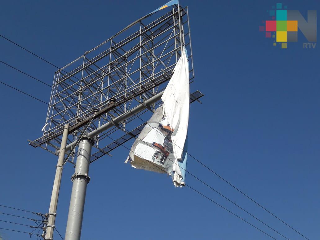Vientos desprenden lona de espectacular en avenida Lafragua de Veracruz