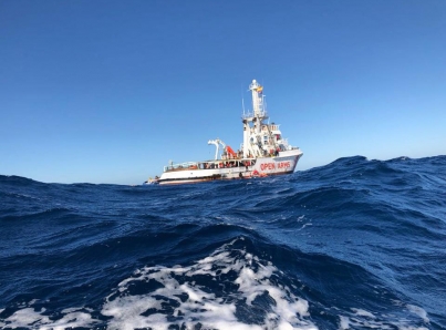 Niega Italia permiso para atracar a barco con 33 migrantes