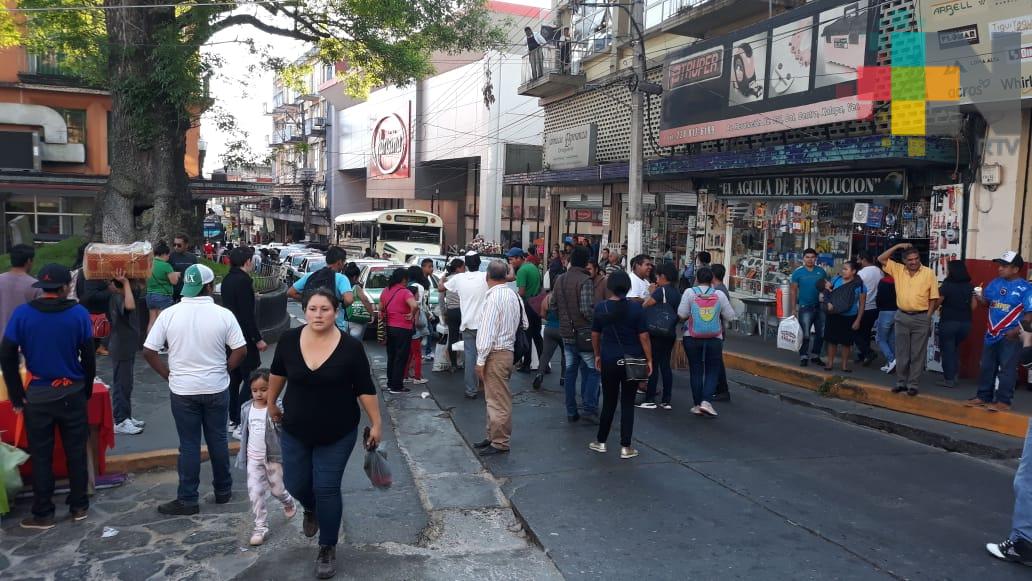 Vendedores bloquean calle de Xalapa en protesta al decomiso de pirotecnia