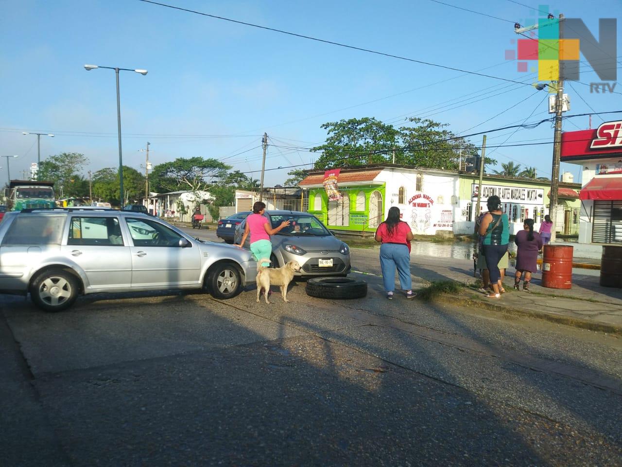 Bloquean avenida de Coatzacoalcos; demandan reparación de fuga de agua