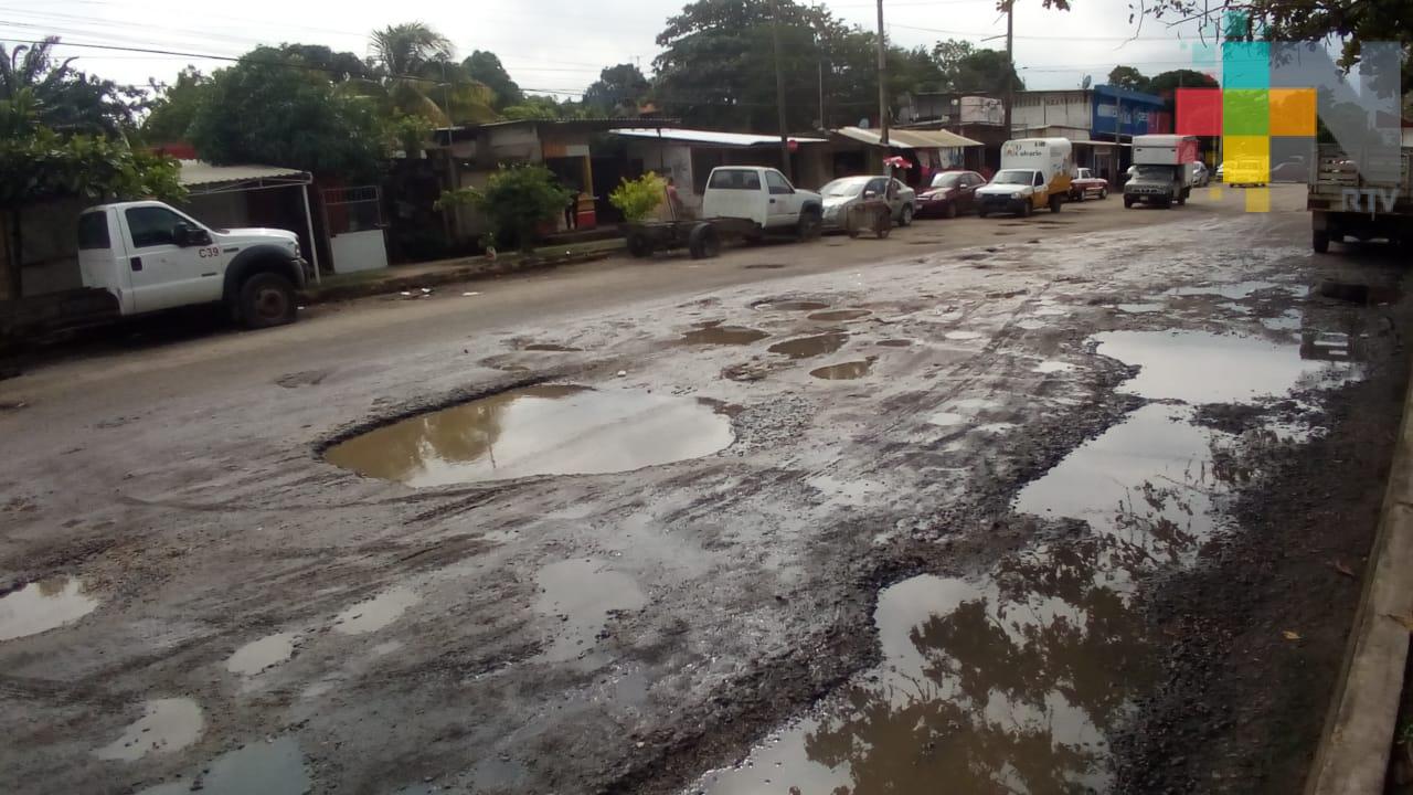 Piden vecinos de Minatitlán reparación de calle en mal estado