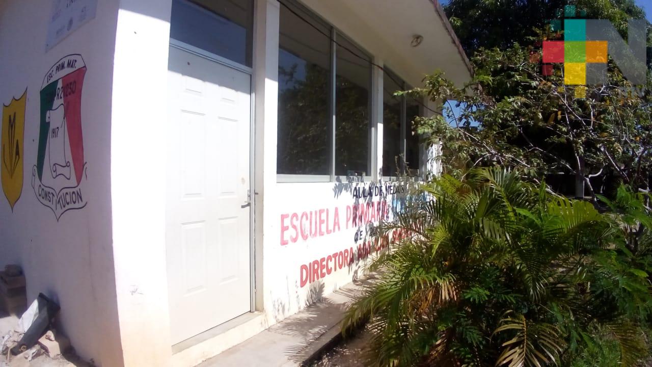 Piden rescatar escuela primaria y habilitar aula de medios