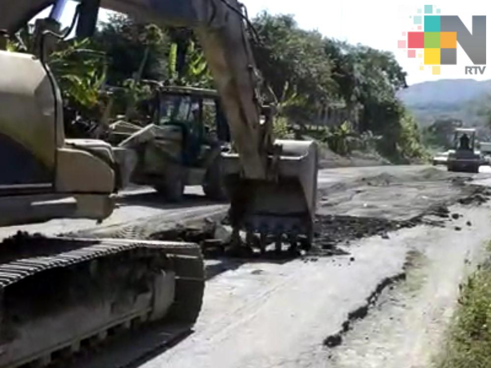 Continúan la rehabilitación de tramos carreteros entre Chicontepec y Tantoyuca