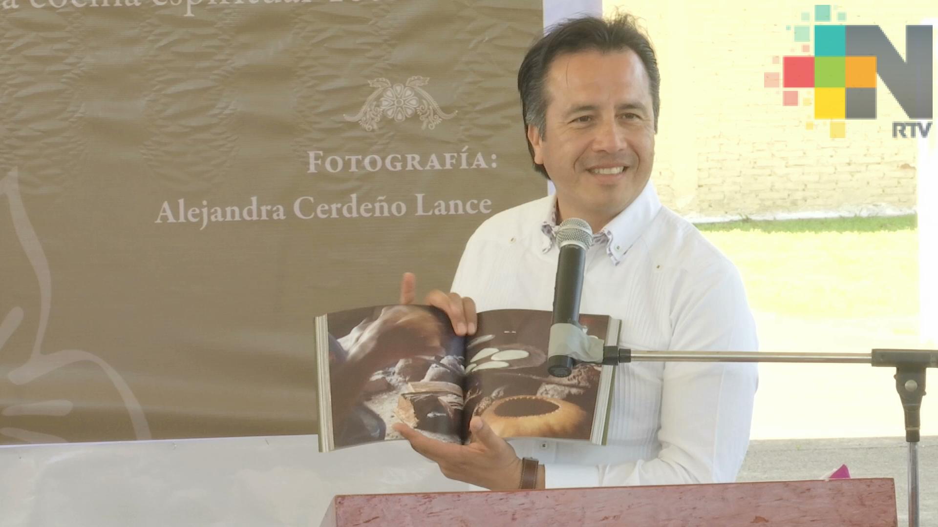 Presenta el gobernador Cuitláhuac García el libro «Mujeres de Humo», en Papantla