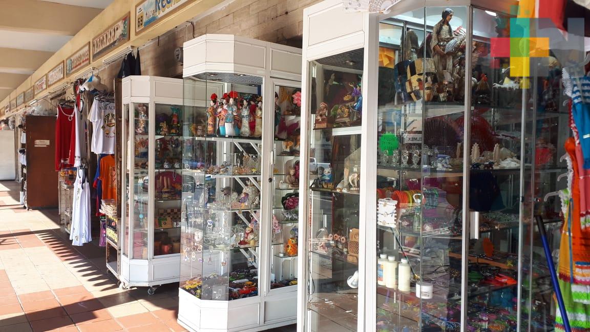 Artesanos del malecón de Veracruz esperan alza en ventas durante periodo vacacional