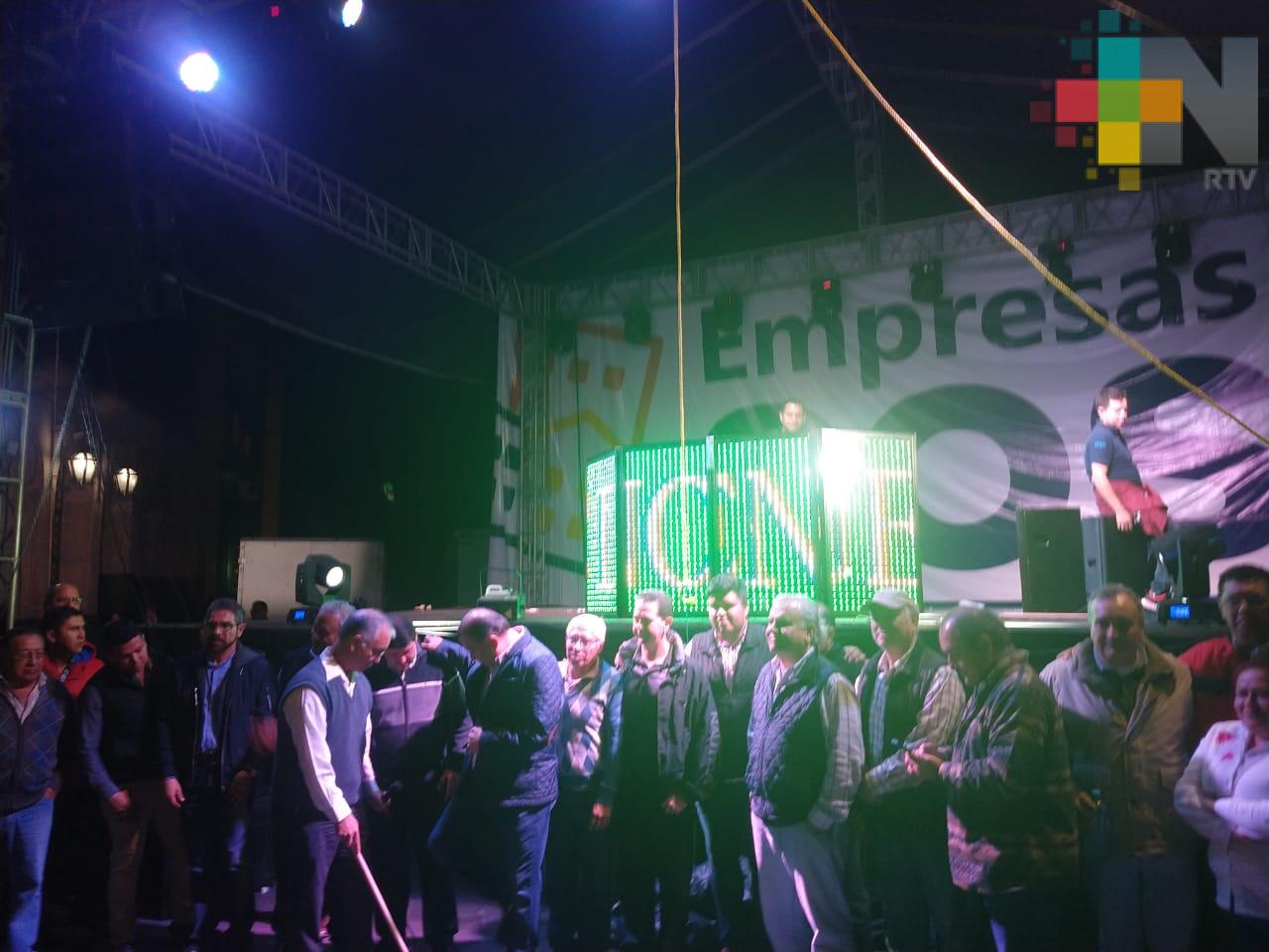 Integrantes de la asociación S.O.S celebraron con pirotecnia, baile y comida, el cambio de gobierno en Veracruz