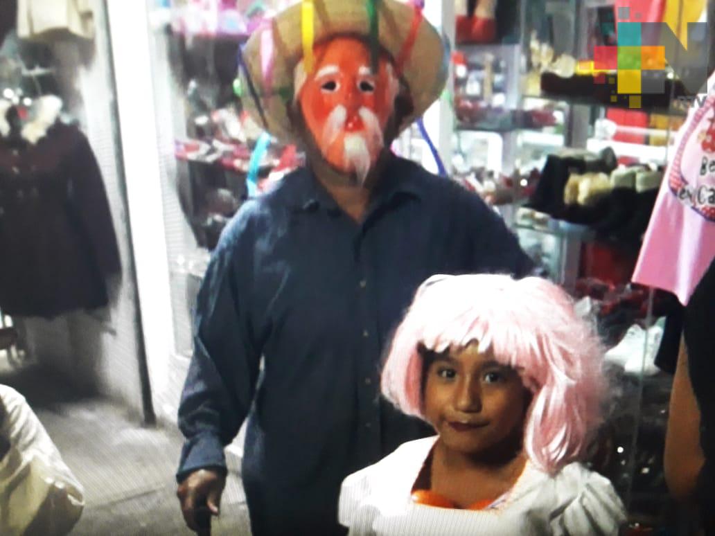 Niños, jóvenes y adultos salen a las calles a bailar y a cantar ‘El viejo’ a cambio de unas monedas