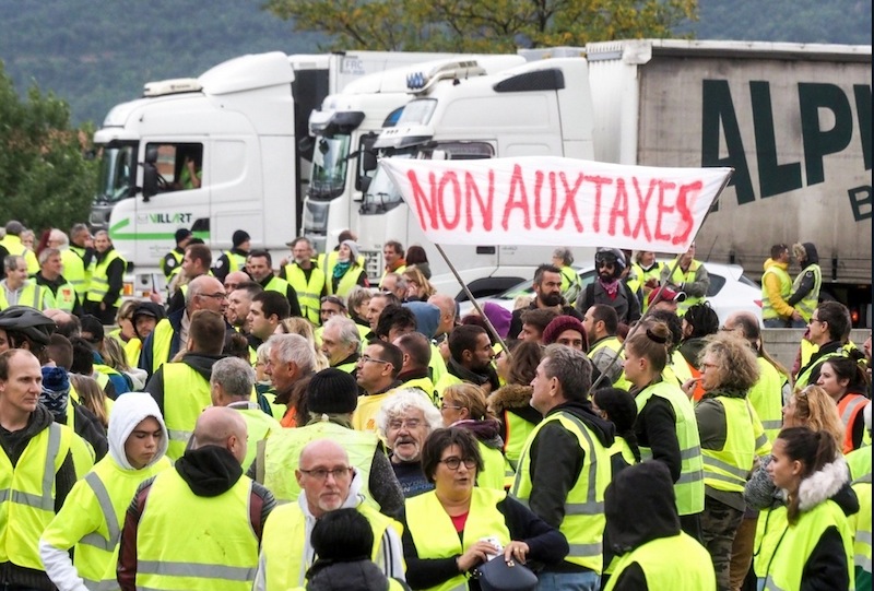 Francia anuncia la suspensión del aumento a los combustibles