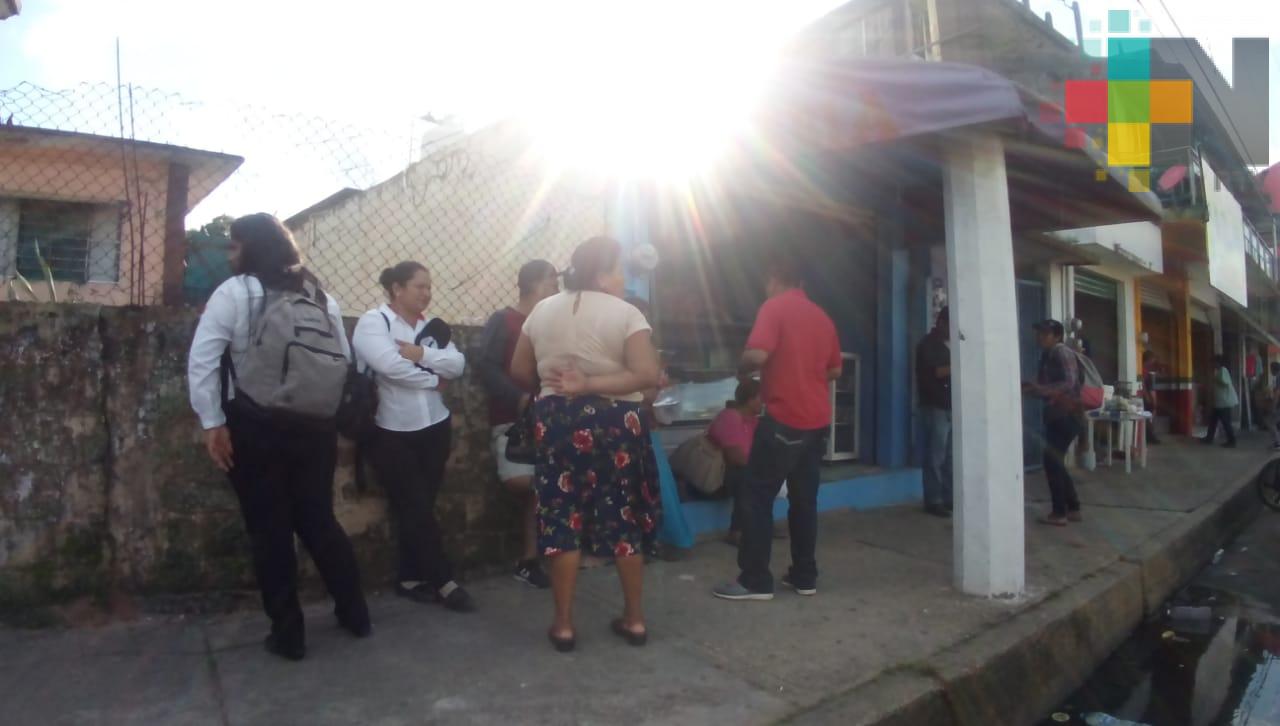 Protestan por supuesta intoxicación a causa de comer pasteles de un establecimiento en Minatitlán