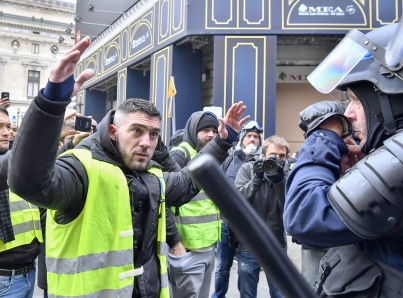 Liberan a líder de “chalecos amarillos” franceses en espera de juicio