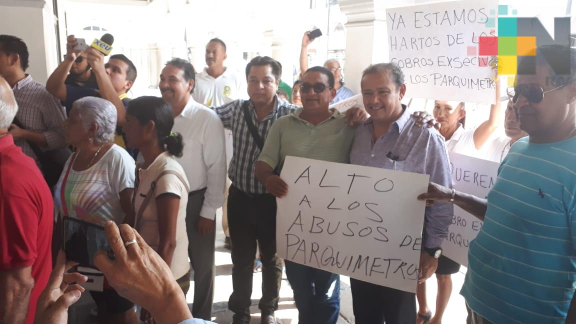 Manifestación en contra de parquímetros en el zócalo de Veracruz