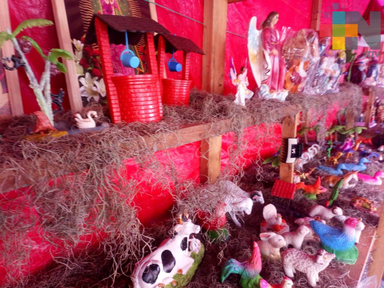Recuperan ventas comerciantes de nacimientos y piñatas instalados en el centro de Coatzacoalcos
