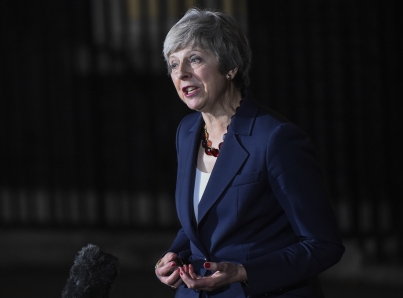 Theresa May pospone voto del Brexit y anuncia que regresará a Bruselas