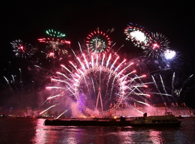 Con pirotecnia, dan la bienvenida al 2019 en el mundo