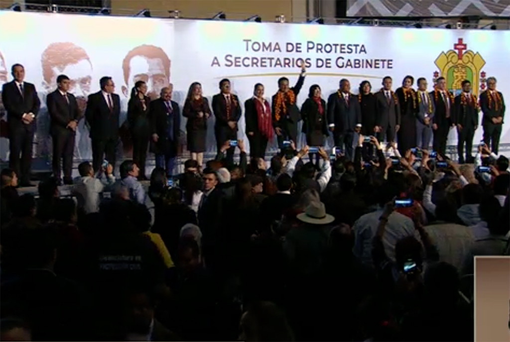 Cuitláhuac García toma protesta a su gabinete; convive con la ciudadanía en Plaza Lerdo