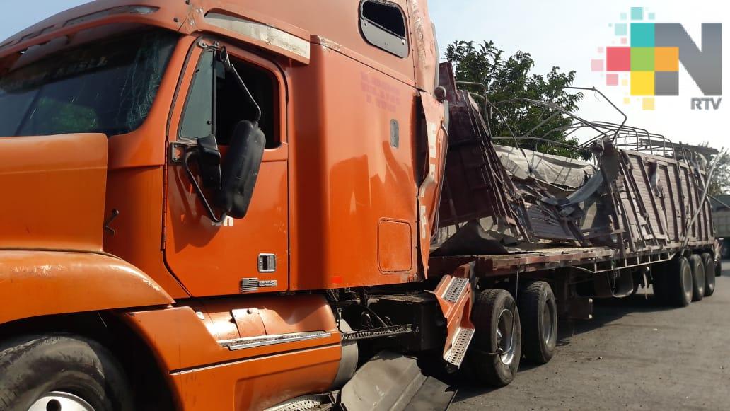 Vuelca tráiler cargado de maíz en carretera federal Veracruz-Xalapa