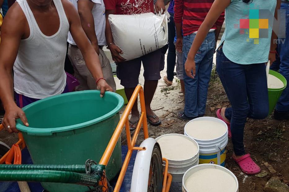 Rapiña de azúcar tras volcadura de tráiler en Coatzacoalcos