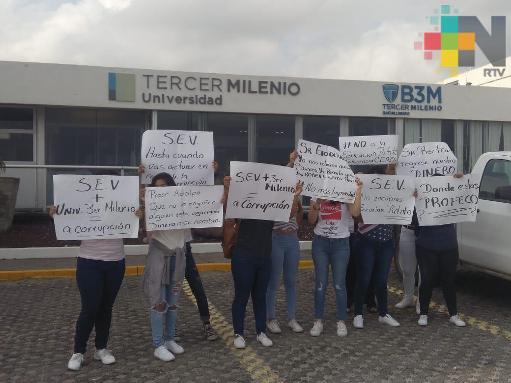 Estudiantes denuncian a universidad por ofrecer licenciatura sin validez oficial