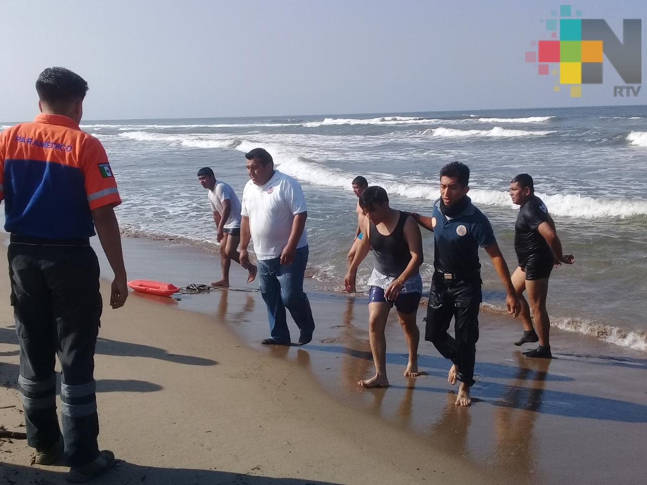 Policías salvan a estudiante de ahogarse en playa de Villa Allende