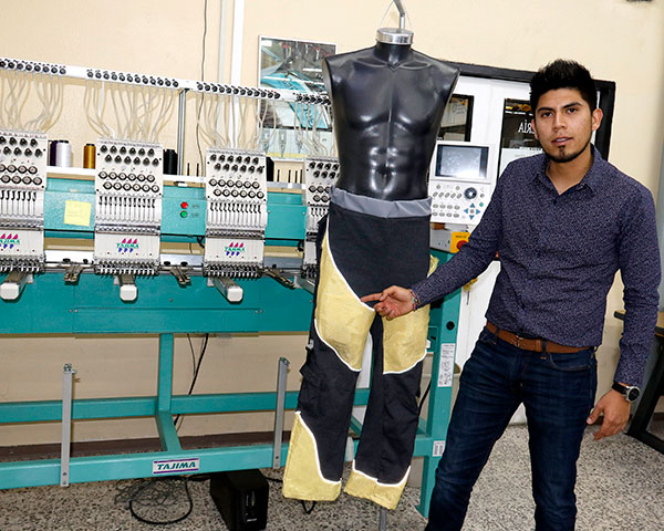 IPN confecciona pantalón especial para personas con paraplejia