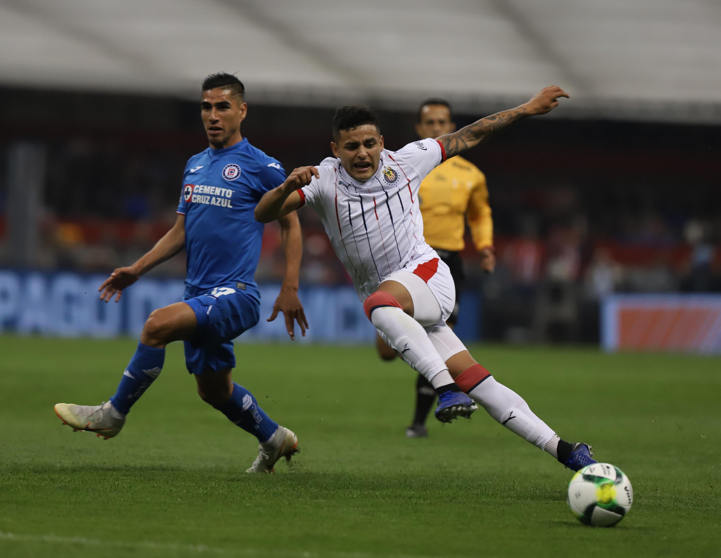 Con gol de Cisneros, Chivas vence a Cruz Azul