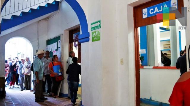 Alertan sobre falsos empleados municipales en Martínez; ofrecen actualizar pagos a personas de la tercera edad