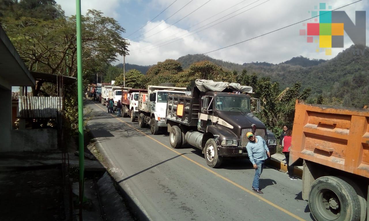 Transportistas bloquean la carretera Orizaba-Zongolica