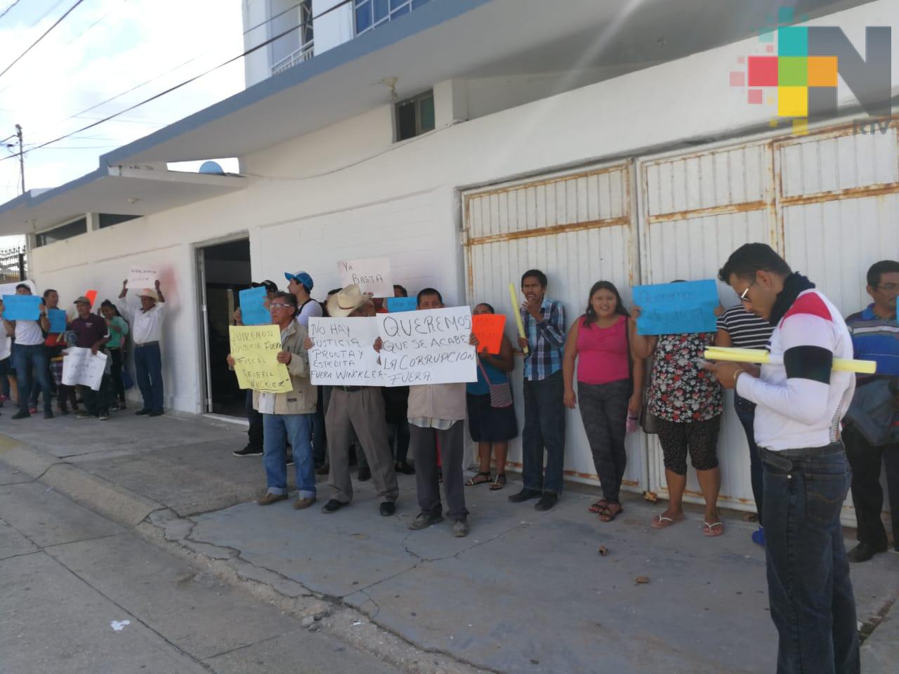 Habitantes de Las Choapas y Agua Dulce demandan renuncia de fiscal Jorge Winckler