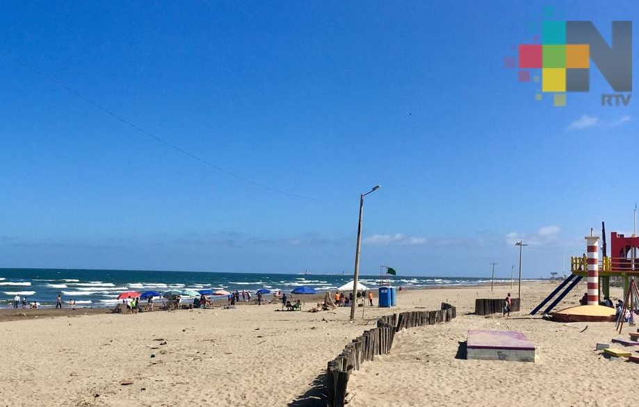 En primer día del año, familias acuden a playas de Coatzacoalcos