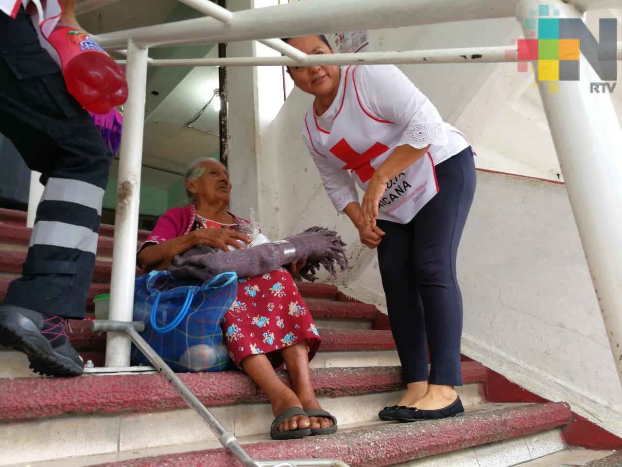 Cruz Roja de Coatzacoalcos llevó alimentos y cobijas a indigentes por el Día de Reyes
