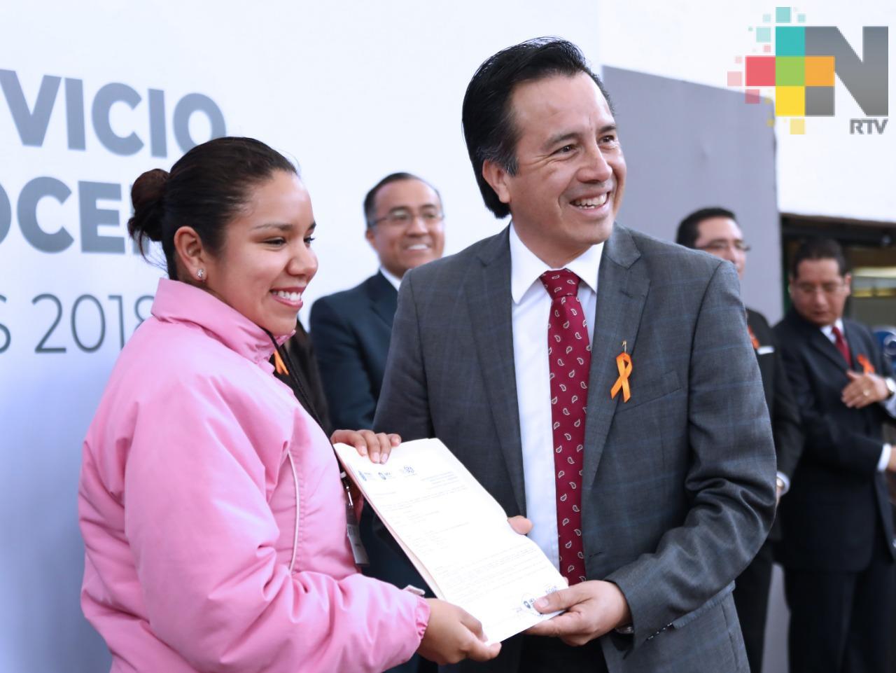 Entrega Gobernador 300 plazas a docentes aprobados en evaluación