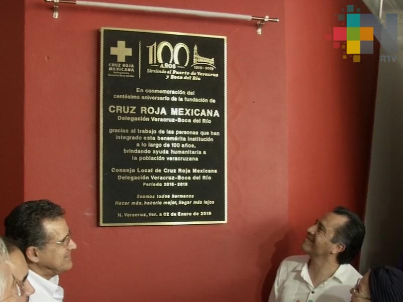 Develan placa conmemorativa por cien años de la Cruz Roja delegación Veracruz
