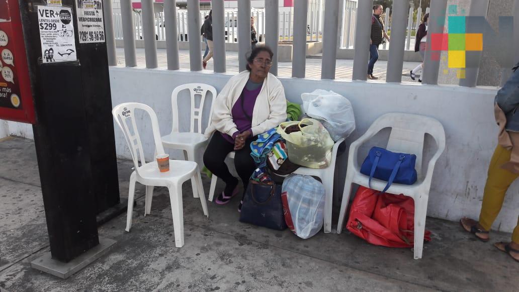 Pernoctan familiares de niños quemados en el IMSS de Veracruz