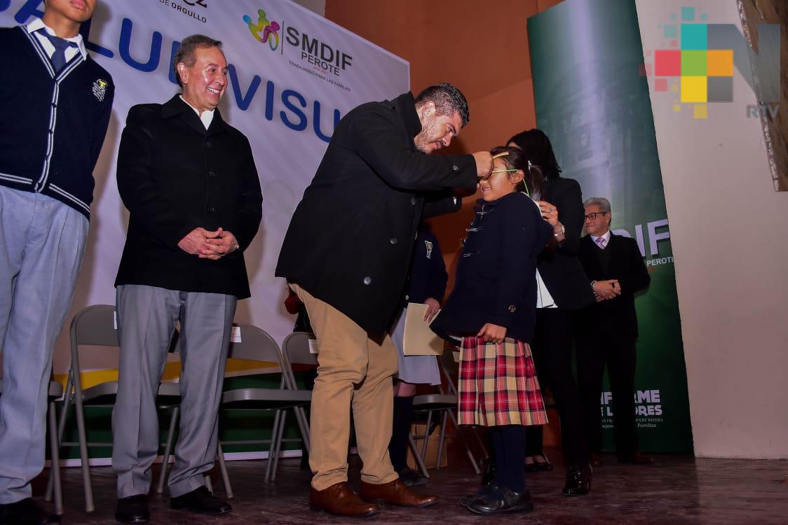 Entrega SEV apoyos visuales a más de mil niñas y niños de Perote