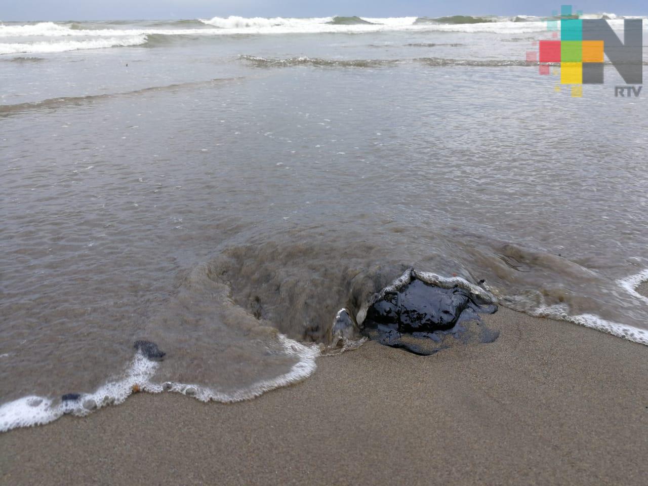 Aparecen restos de hidrocarburo en playa de Coatzacoalcos