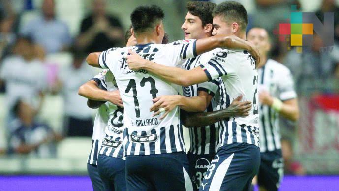 Con 10 jugadores Monterrey venció a Querétaro