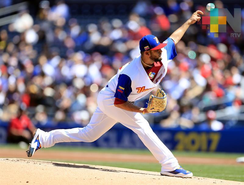 Lanzador venezolano Martín Pérez firma con Mellizos