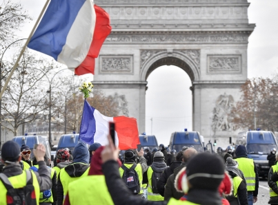 Más de 10 mil franceses marcharon en París contra «chalecos amarillos»