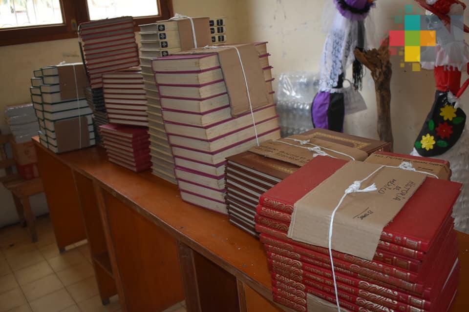 Recibe donación de libros la biblioteca «Aurora Ferat de Zamacona» de Cosamaloapan