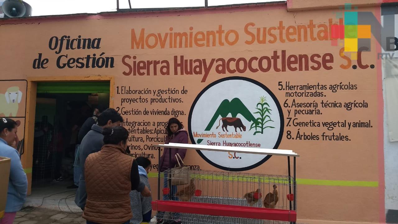 Entregan aves de corral a mujeres de Huayacocotla