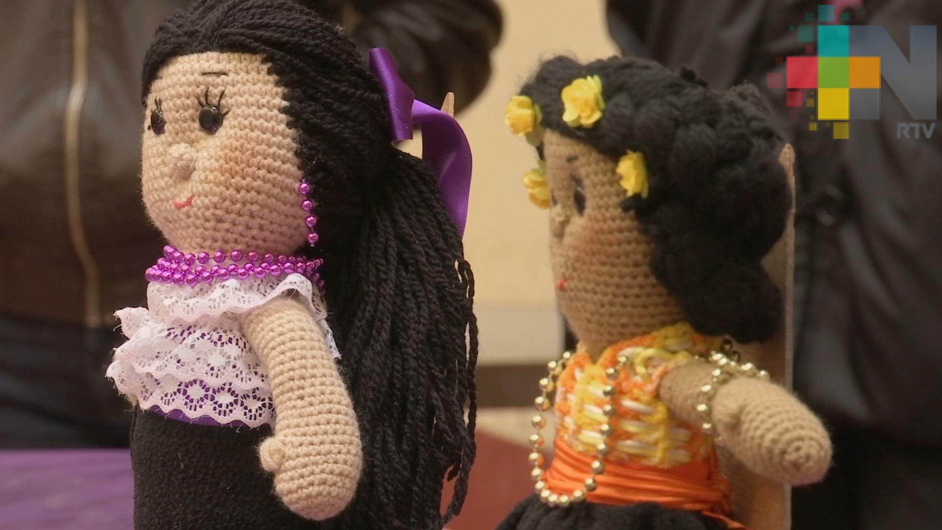 Taller de elaboración de muñecas en la Casa de la Cultura de Banderilla