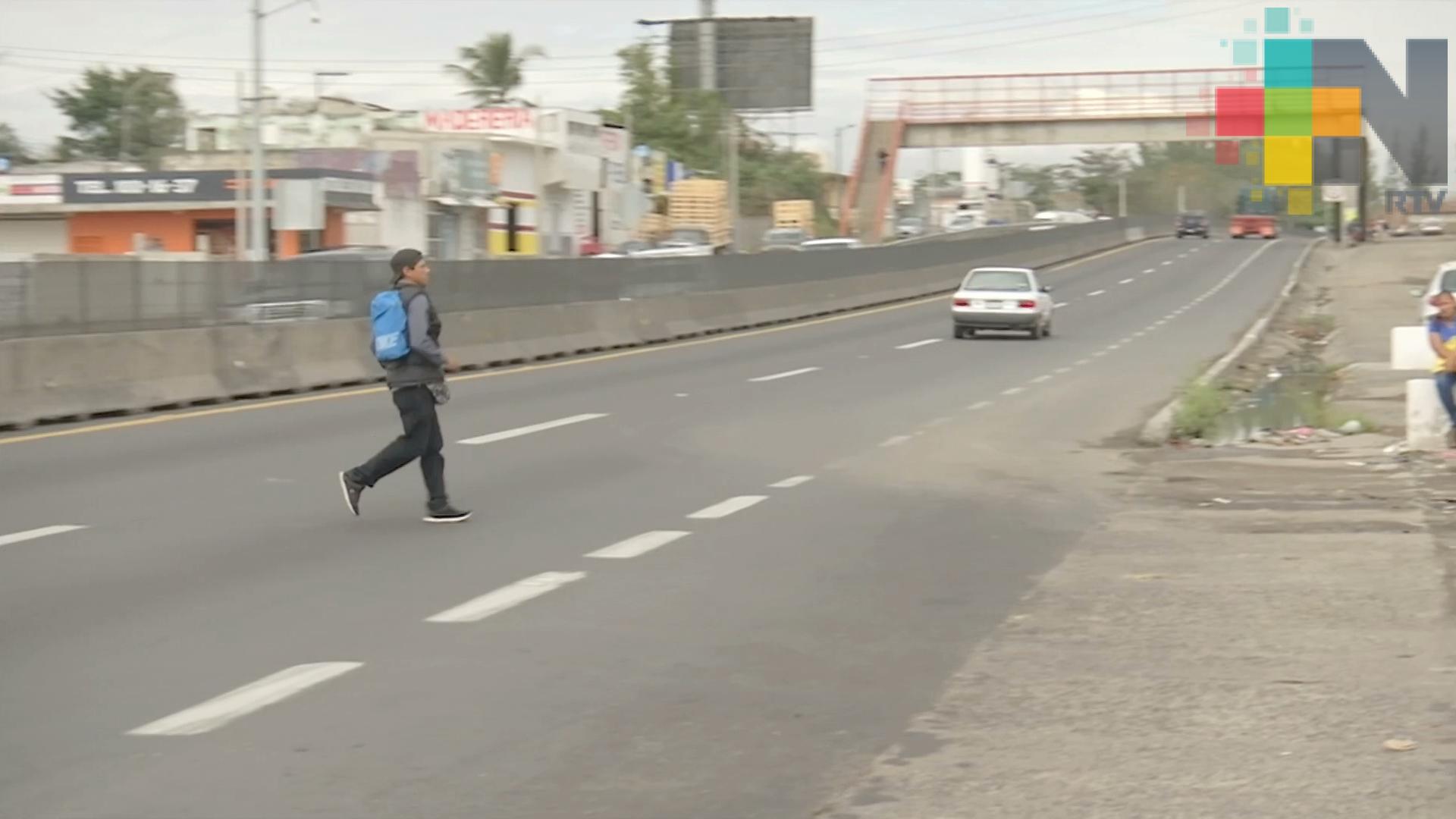 Peatones no usan los puentes; siguen causando accidentes