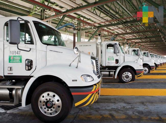 Pemex surte 800 mil barriles de gasolina para atender demanda