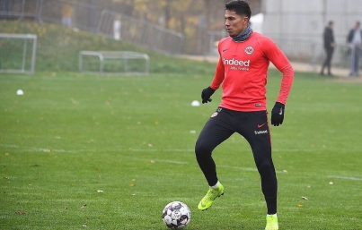 Técnico de Eintracht confirma que Carlos Salcedo decidió emigrar