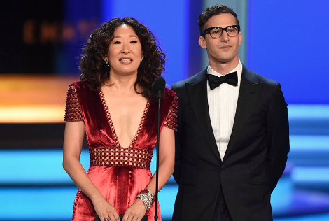 Sandra Oh y Andy Samberg desenrollan alfombra roja de los Globos de Oro