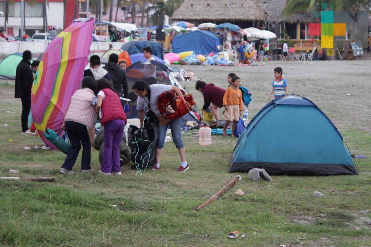 Pernoctan turistas en playa Villa del Mar de Veracruz