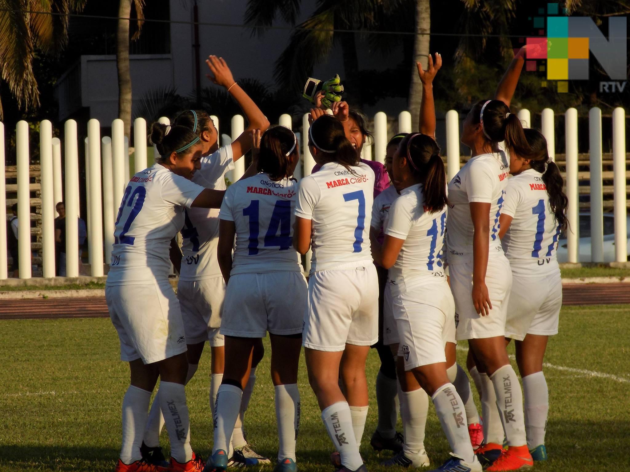 Se concentró selección femenil de futbol Halcones UV