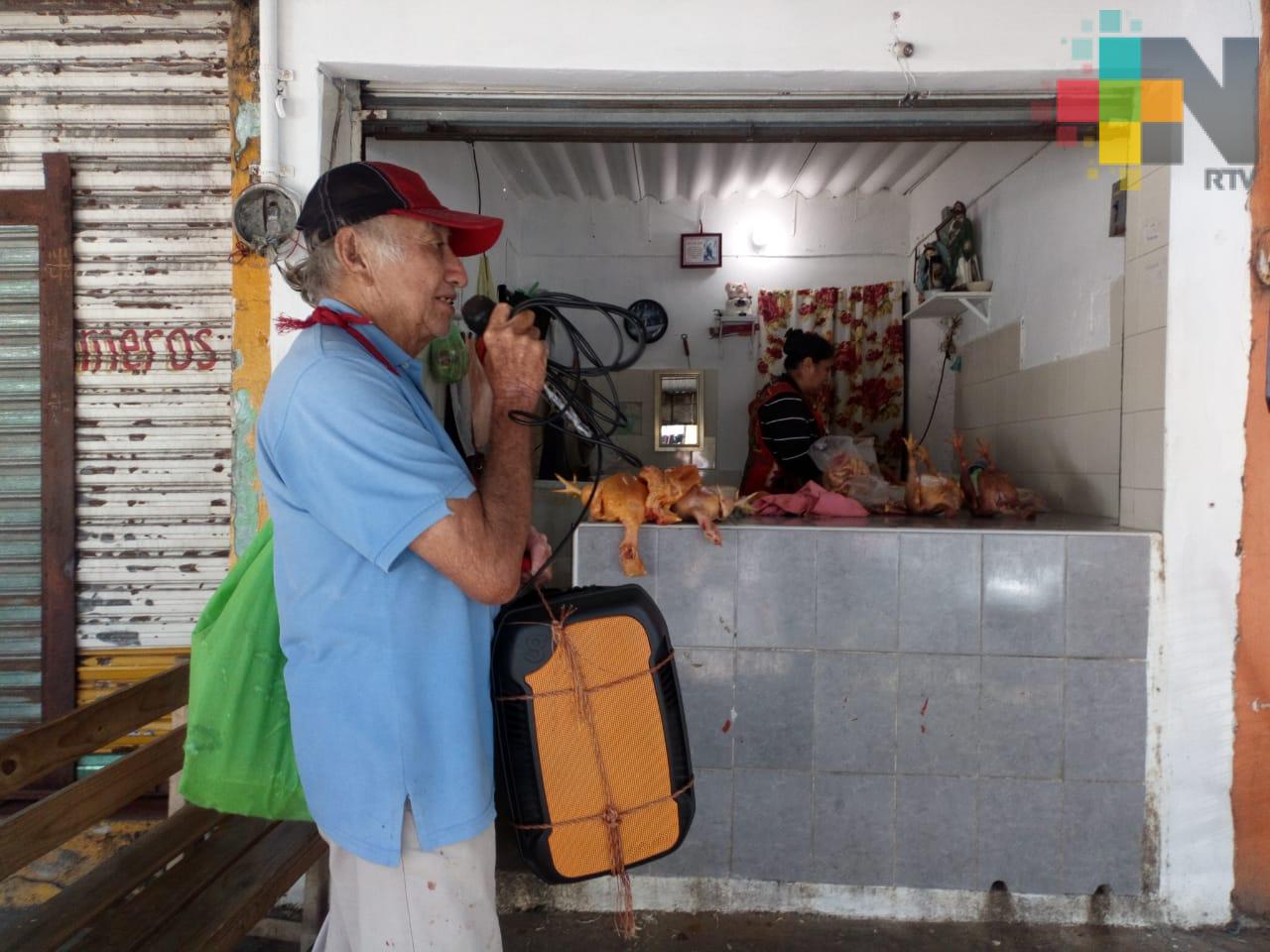 Alejandro Rivas, locutor callejero en Coatzacoalcos
