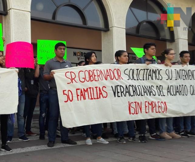 Trabajadores del Acuario de Veracruz protestan por despido injustificado
