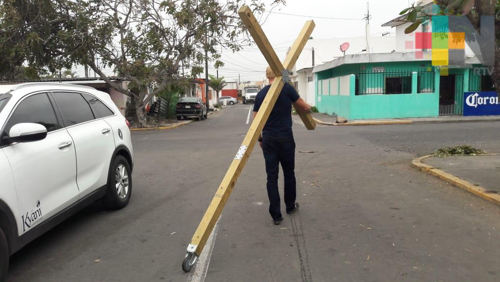 Recorre el mundo cargando una cruz